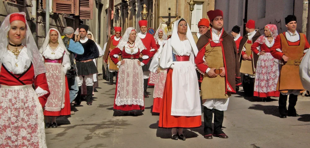 Défilé de la Sant'Efisio à Cagliari, costumes traditionnels sardes brodés et cavaliers, 1er mai