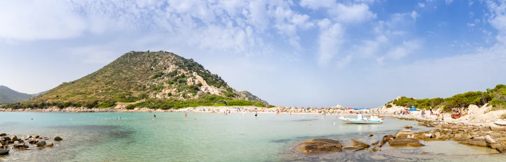 Vue depuis la mer sur la flèche de sable blanc de Punta Molentis, Villasimius, Sardaigne