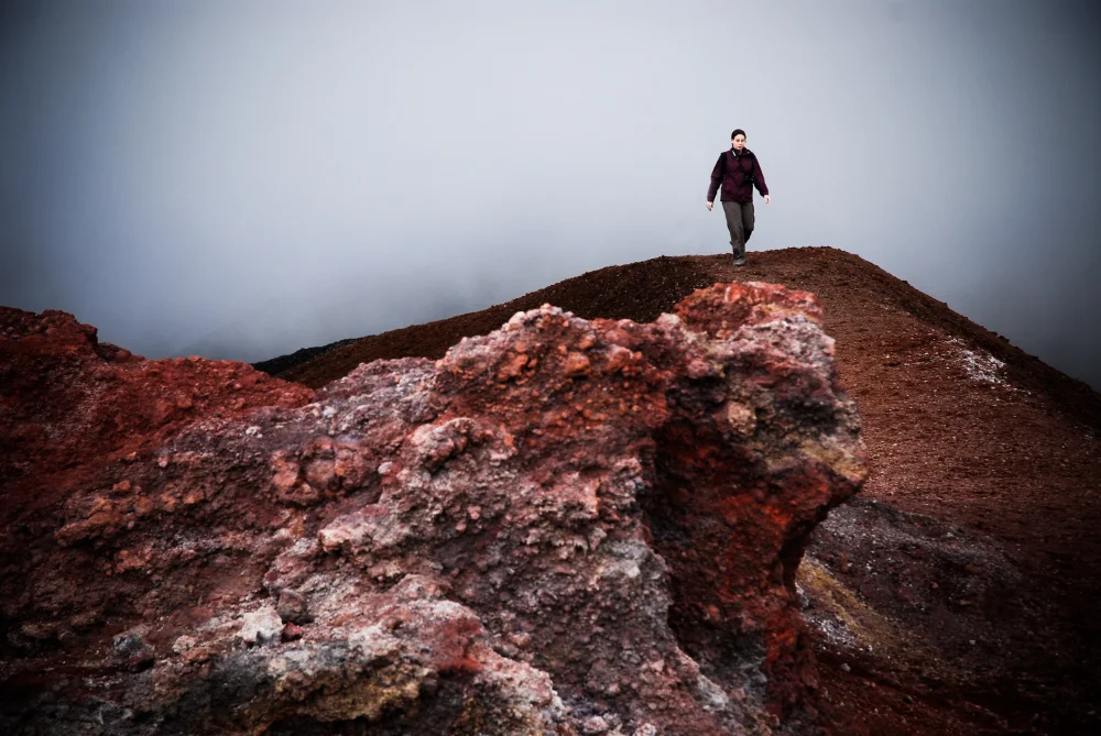 Randonneurs sur le cratère du mont Etna, sentier de lave noire en altitude, côte est de la Sicile
