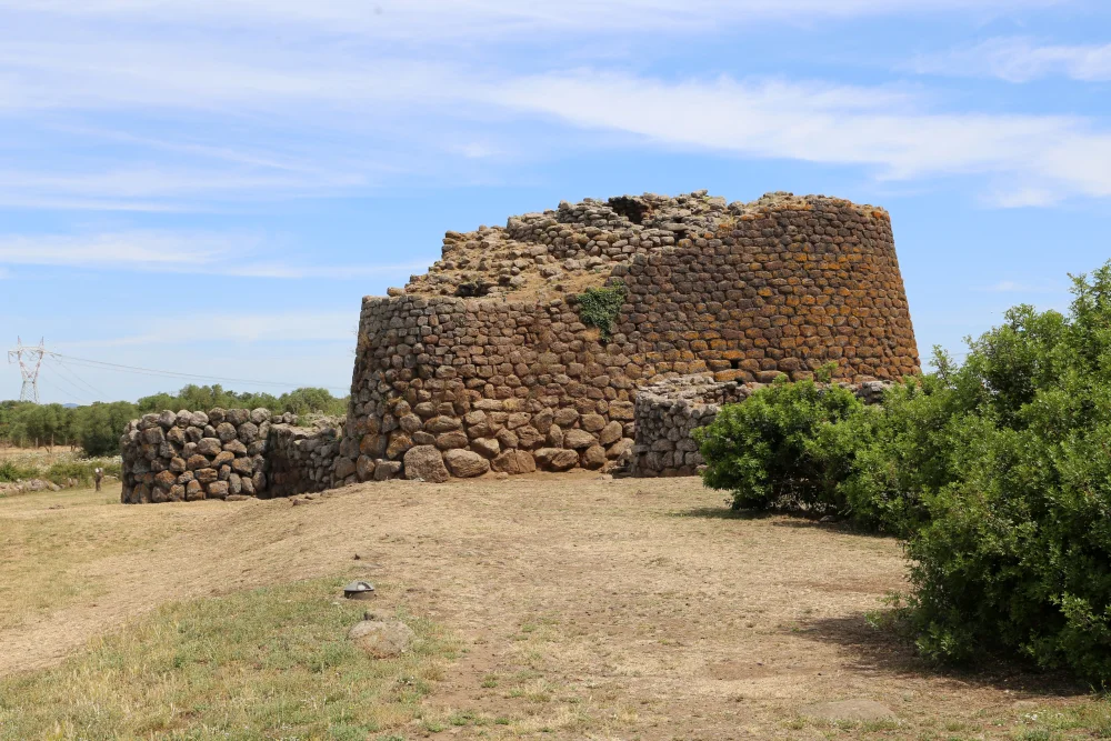 Nuraghe Losa à Abbasanta, plateau basaltique de Sardaigne, tours de pierre noire