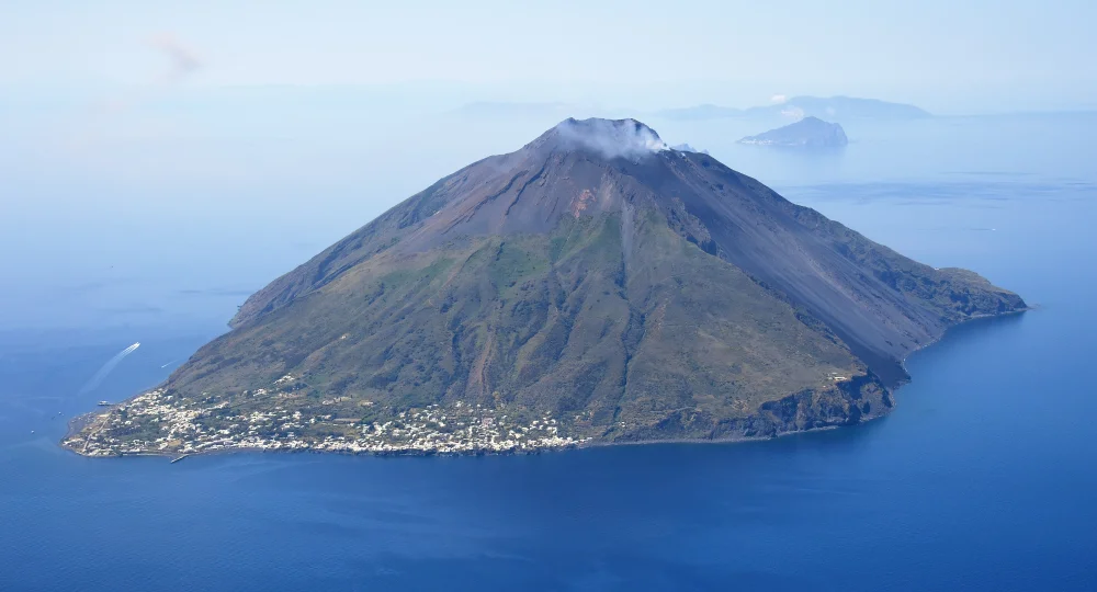Vue aérienne du volcan Stromboli depuis le nord-est, îles Éoliennes, Sicile