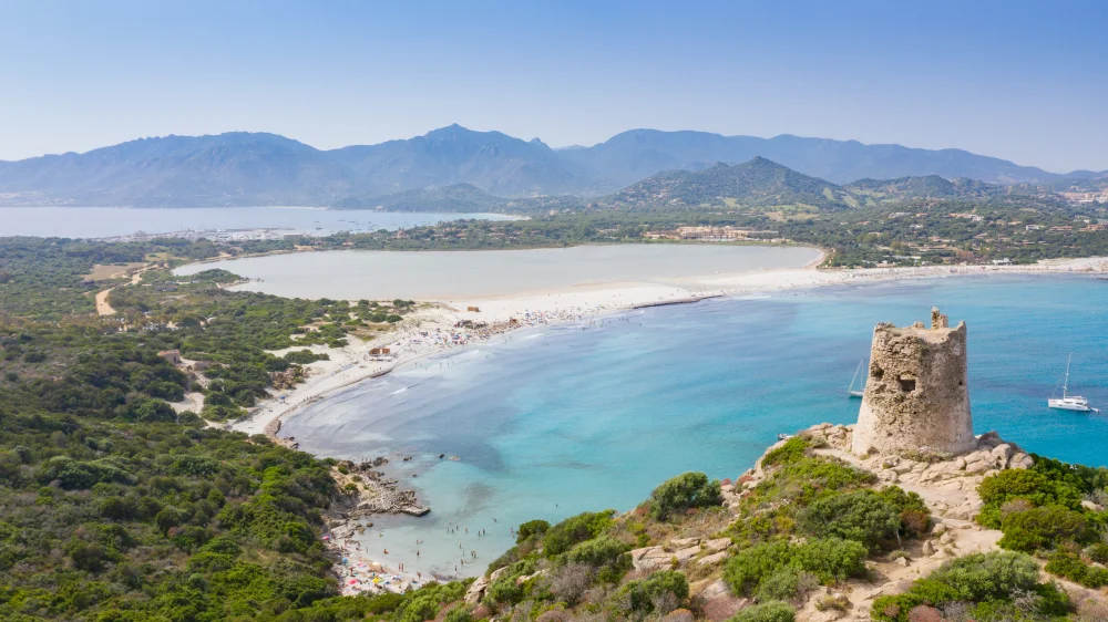 Vue aérienne de la plage de Porto Giunco et de l'étang de Notteri avec les flamants roses, Villasimius, Sardaigne illustrant l'article sur les plages sud sardaigne