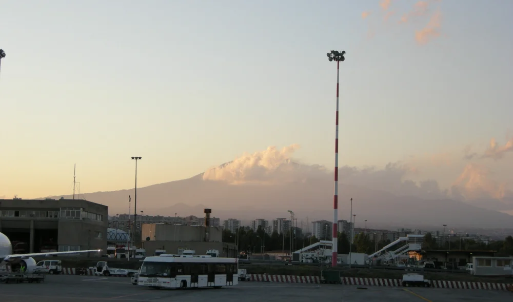 Aéroport de Catane-Fontanarossa avec le cône de l'Etna en arrière-plan, Sicile, première étape de cet itinéraire de 5 jours en Sicile