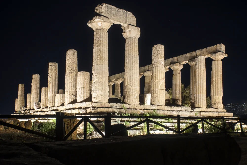 Colonnes doriques illuminées de la Vallée des Temples à Agrigente au coucher de soleil, Sicile en Août, Italie
