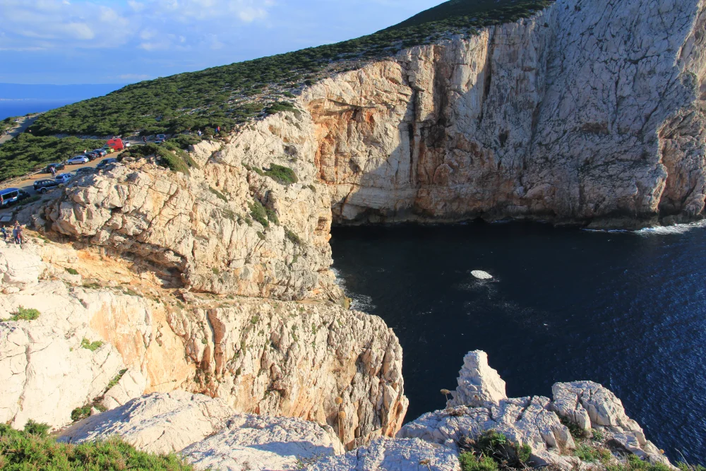 Escalier de 654 marches taillé à flanc de falaise calcaire menant aux Grottes de Neptune au pied de Capo Caccia, Alghero, Sardaigne