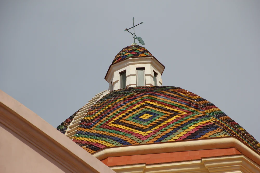 Coupole de l'église San Michele recouverte de majoliques multicolores scintillant au soleil, Alghero
