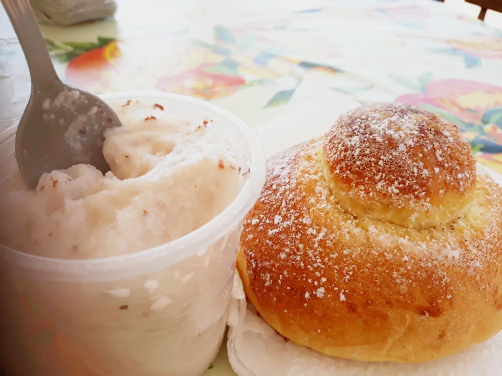 Granita à l'amande avec brioche col tuppo pour tremper, petit-déjeuner sicilien, Syracuse