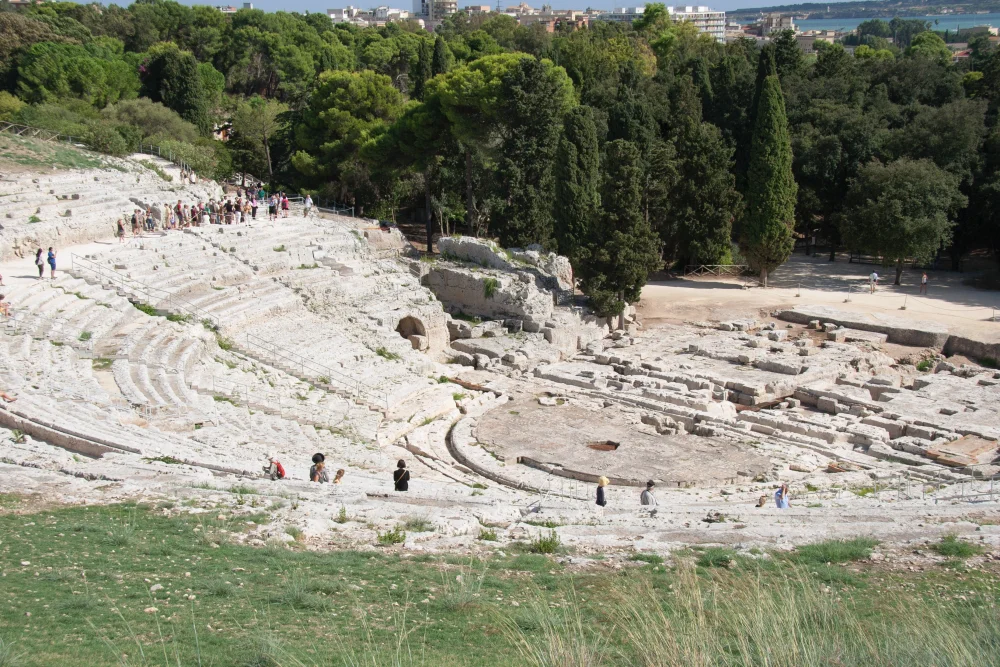 Théâtre grec antique de Syracuse creusé dans la roche de la colline de Temenite, avec vue sur la mer Ionienne, Parc archéologique de Néapolis, Sicile