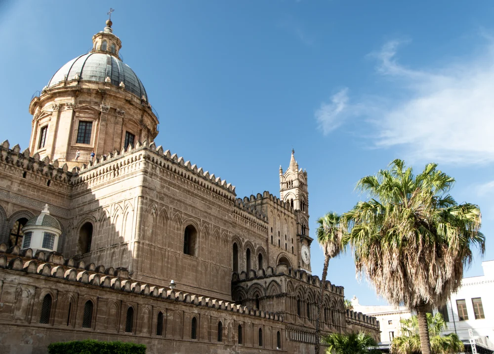 Vue angulaire de la cathédrale de Palerme, tours normandes et dôme néoclassique, Sicile