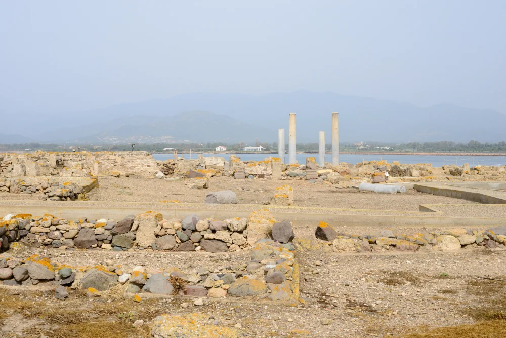 Colonnes et thermes romains du site archéologique de Nora sur sa péninsule, Pula, Sardaigne