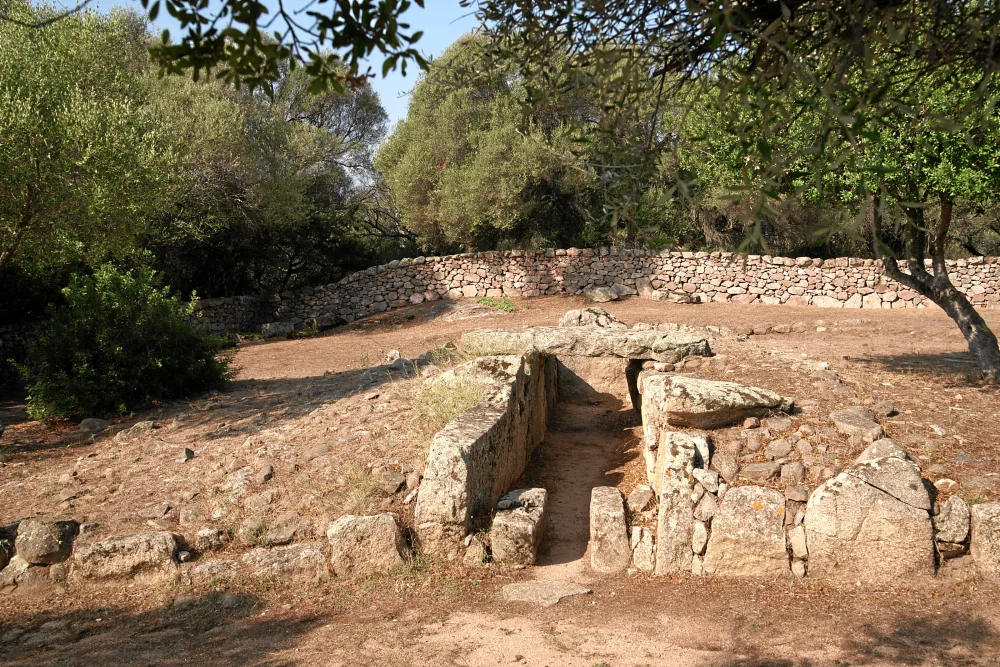 Grande stèle centrale et couloir funéraire d'une tombe des Géants en Sardaigne, site mégalithique en accès libre