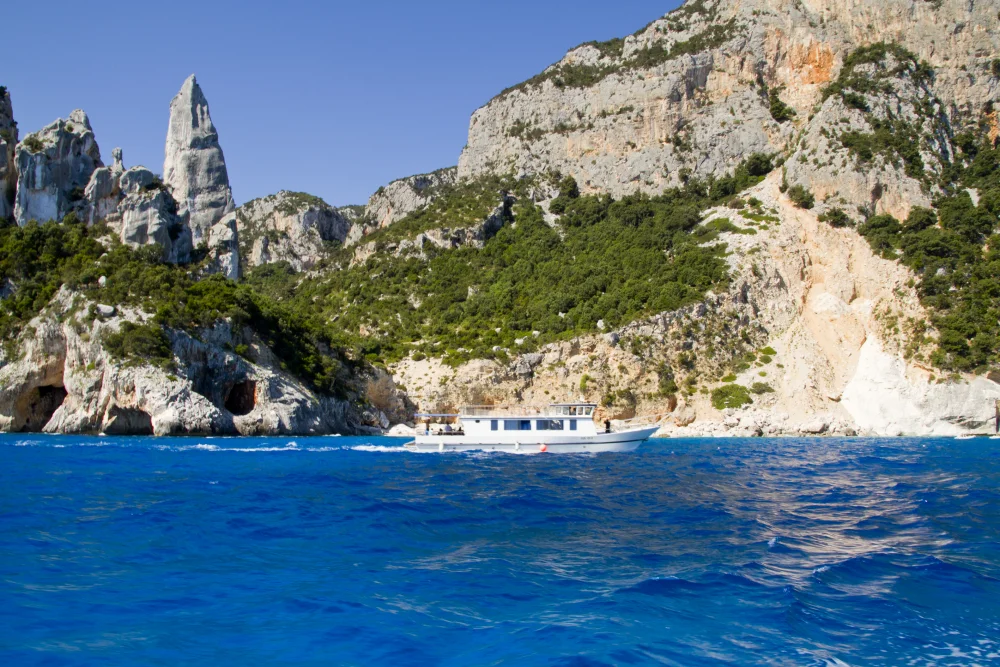 Arche naturelle de Cala Goloritzé et aiguille calcaire au-dessus de la crique, Baunei, Sardaigne, octobre