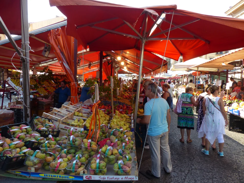 Marché de Ballarò animé, vendeurs et étals de produits frais siciliens, Palerme, Sicile