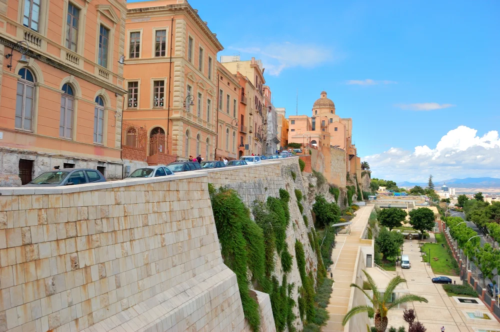 Les ruelles étroites du quartier Castello à Cagliari avec vue plongeante sur le port, Sardaigne