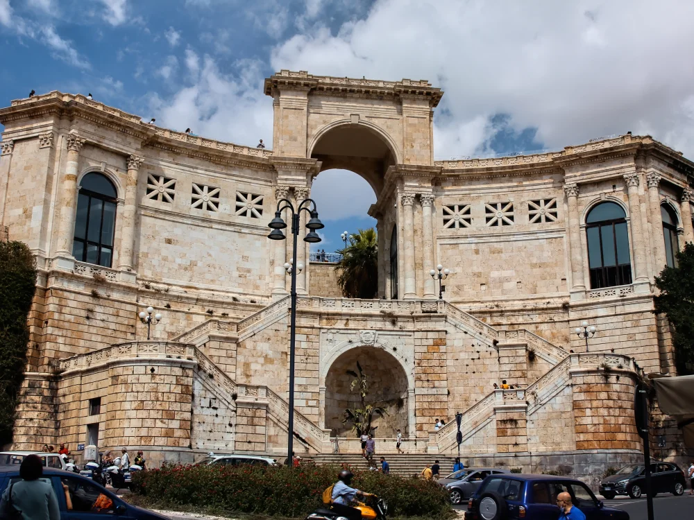 Bastion Saint Rémy vu depuis la Piazza Costituzione, quartier Il Castello, Cagliari, Sardaigne