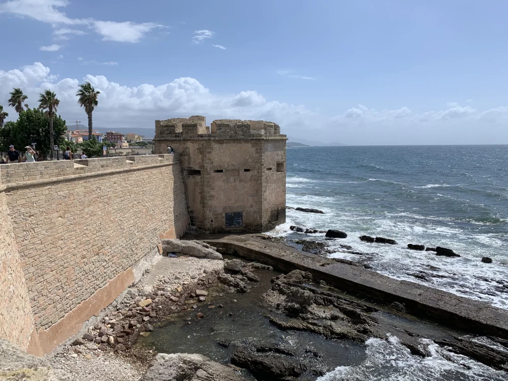 Bastions et tours de guet d'Alghero surplombant la mer de Sardaigne au coucher du soleil