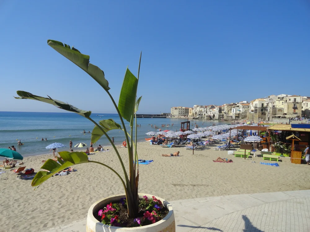 Plage et vieilles maisons de Cefalù sous le soleil de juillet, Sicile