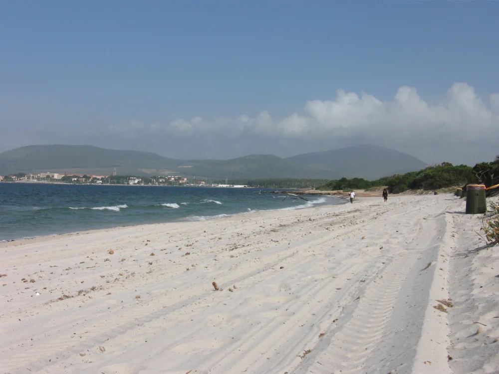 Plage de sable fin près de Fertilia et Alghero, mer turquoise de Sardaigne nord-ouest