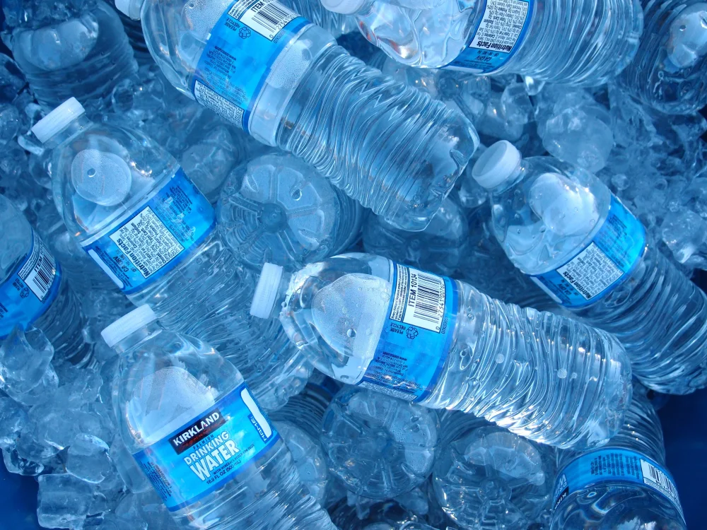 Packs d'eau minérale en bouteille exposés, consommation massive d'acqua minerale, illustrant l'article sur l'Eau potable en Sicile
