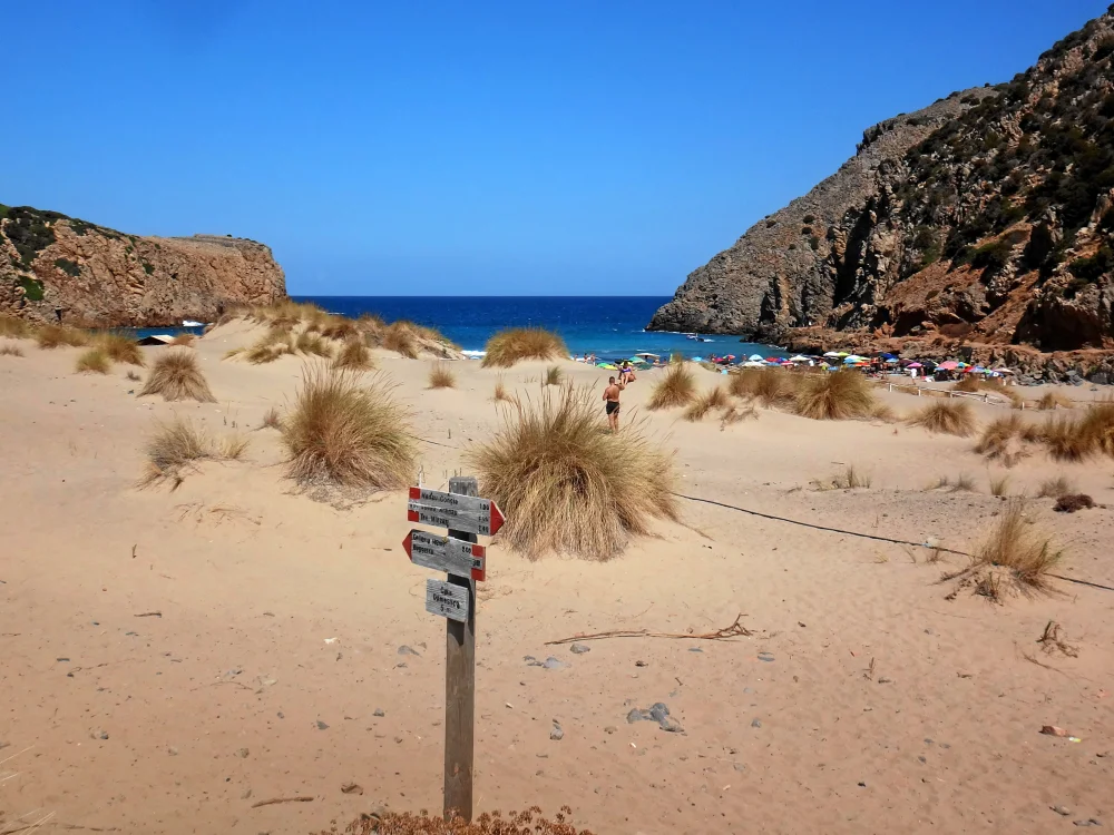 Falaises calcaires de 50 mètres encadrant la plage de Cala Domestica, ancienne base minière de Masua, Sardaigne
