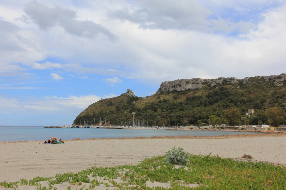 Vue panoramique depuis la Sella del Diavolo sur le golfe des Anges et la plage du Poetto, Cagliari, Sardaigne