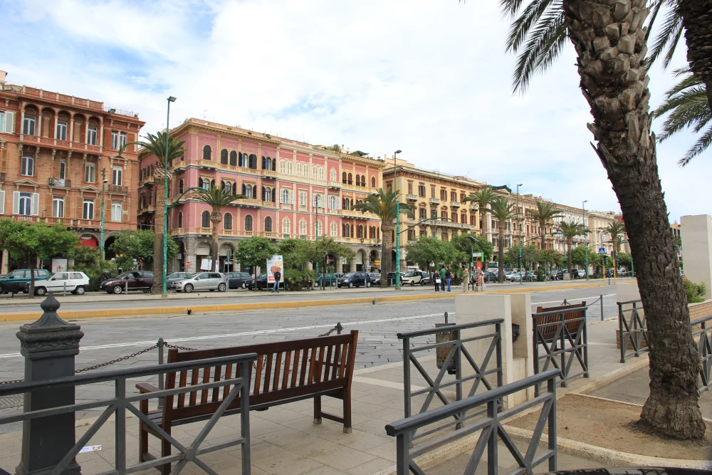Arcades de la Via Roma face au port de Cagliari, Sardaigne, en soirée