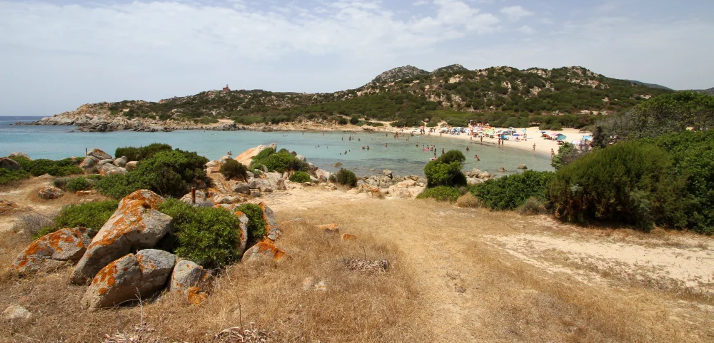 Crique de Cala Cipolla encadrée de murailles de granit rose, Chia, Sardaigne