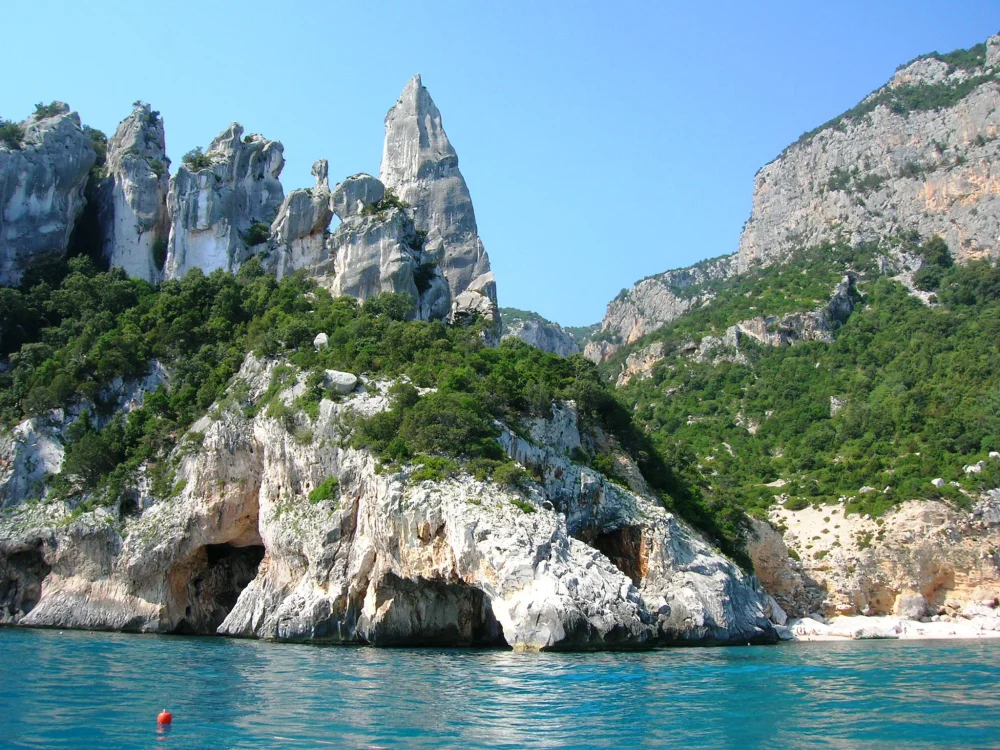 L'aiguille de calcaire pointue de Cala Goloritzé vue depuis l'eau turquoise, Sardaigne