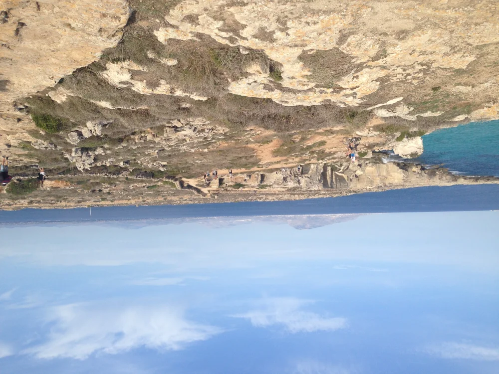 Cala Rossa à Favignana, anciennes carrières de tuf calcaire plongeant dans une eau transparente, îles Égades, Sicile