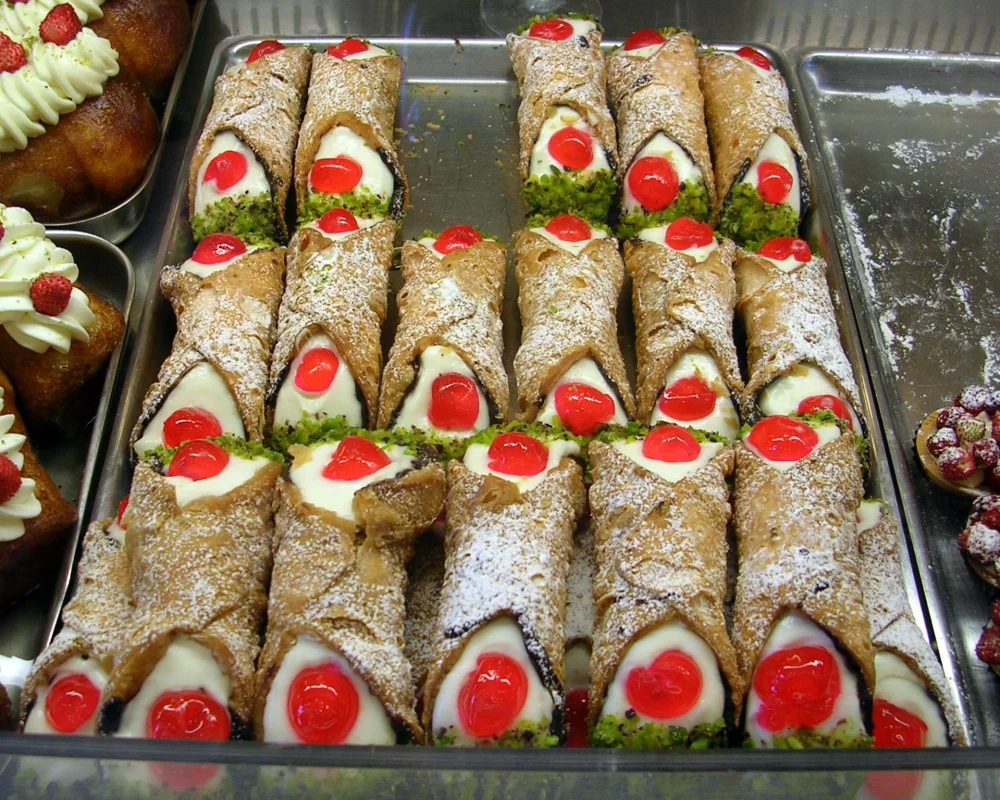 Cannoli siciliens farcis à la ricotta fraîche de Catane, spécialité de l'arrière-saison, Sicile, septembre