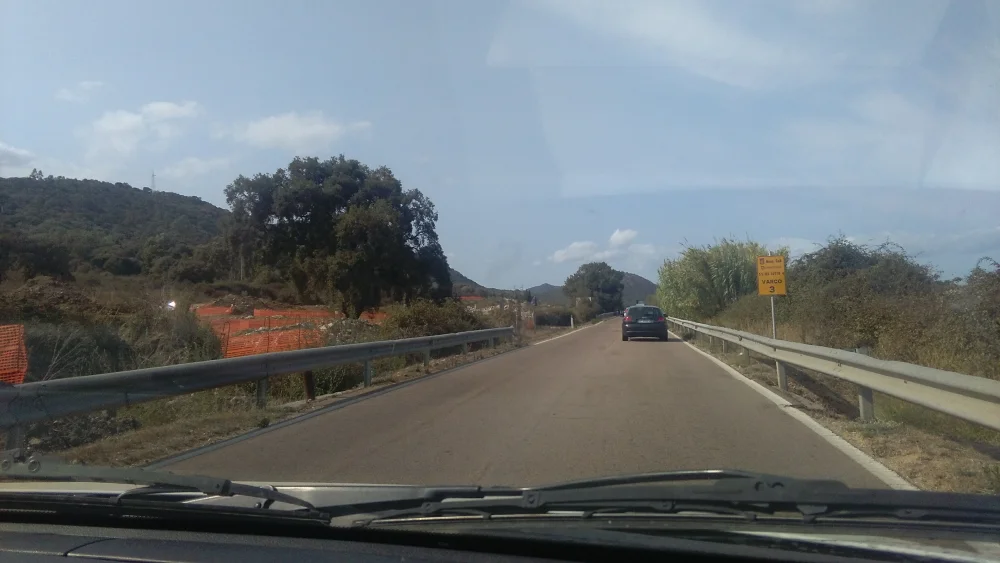 Une route sinueuse de montagne (la SS125) traversant des gorges sauvages en Sardaigne