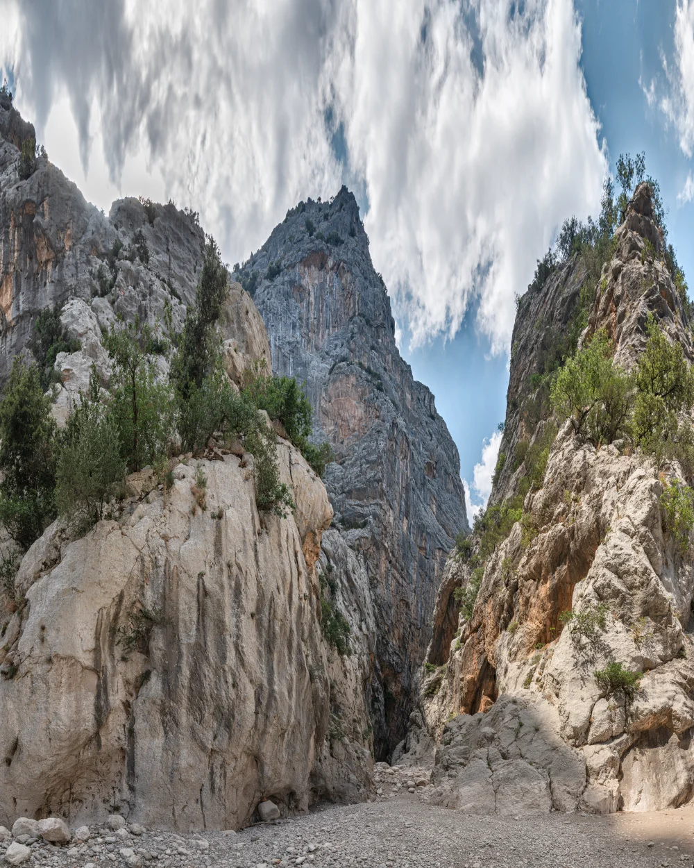 Canyon de Gorropu, parois calcaires verticales de 500 mètres, massif du Gennargentu, Sardaigne