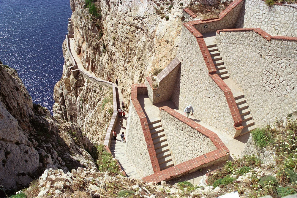 Escala del Cabirol, escalier de 654 marches taillé dans la falaise du Capo Caccia, Alghero, Sardaigne