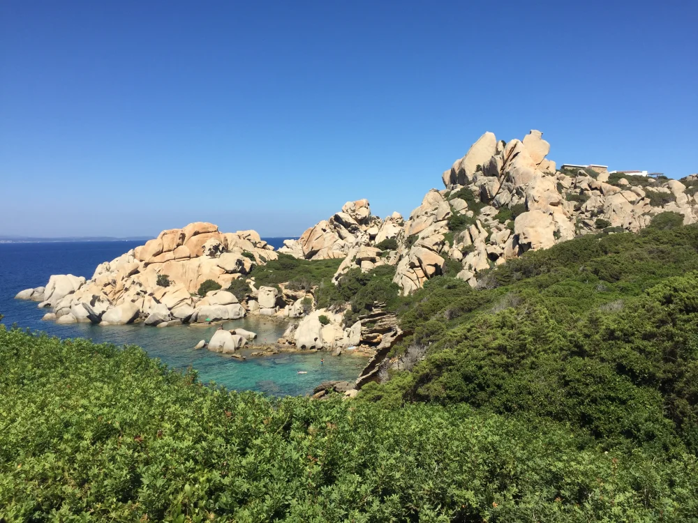 D'énormes rochers de granit sculptés par le vent à Valle della Luna, Sardaigne