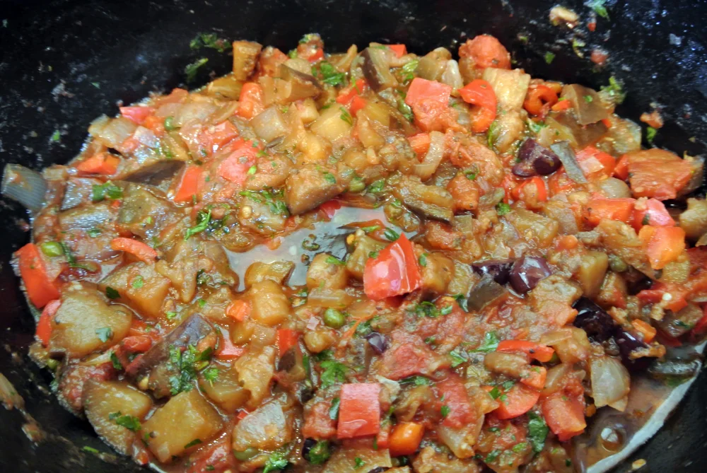 Caponata sicilienne d'aubergines frites avec câpres, olives et sauce agrodolce, Palerme