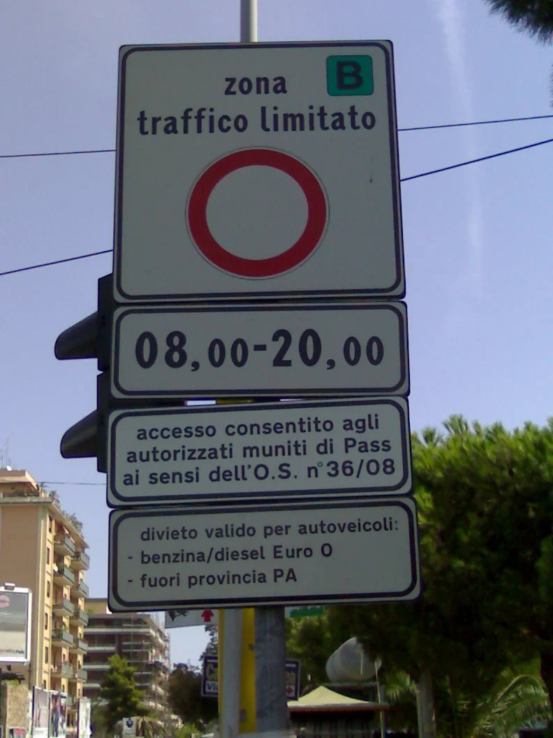 Panneau ZTL avec caméra de contrôle à l'entrée d'une zone piétonne de Palerme, Sicile