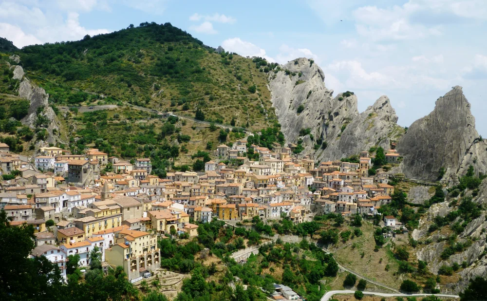 Village de Castelmezzano littéralement incrusté dans les pics rocheux acérés des Dolomites Lucaniennes sous un ciel bleu éclatant, Basilicate