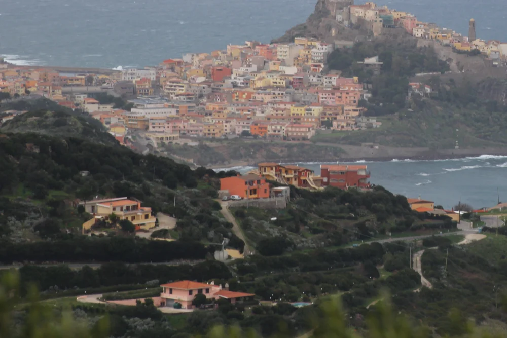 Vue de loin du château de Castelsardo perché sur son promontoire au-dessus de la mer, Sardaigne