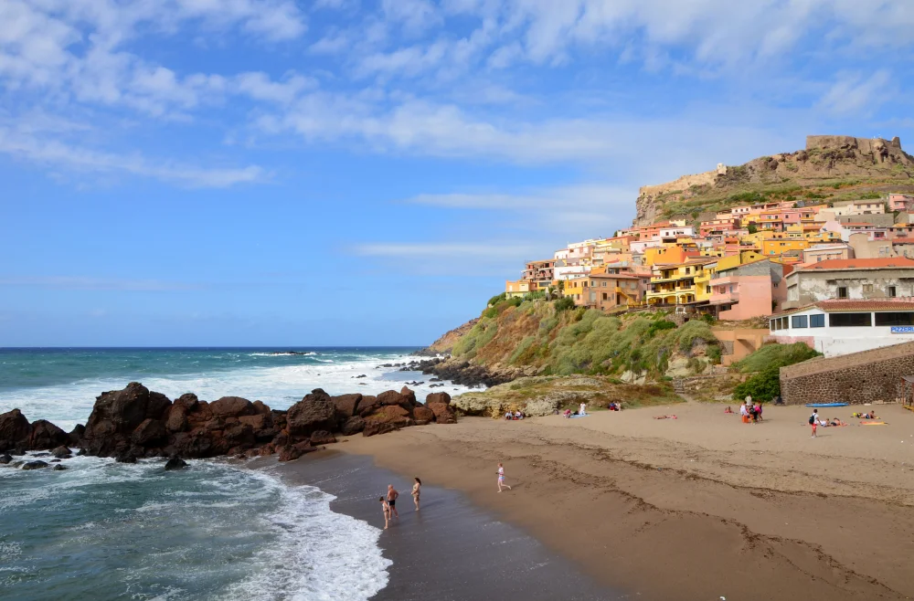 Village de Castelsardo perché sur un promontoire rocheux volcanique surplombant la mer, côte nord de la Sardaigne