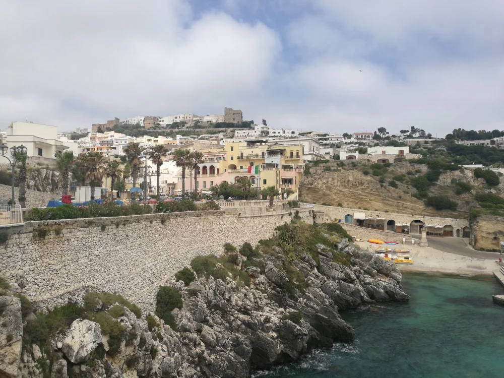 Castro Marina et son château aragonais dominant la mer Adriatique depuis les falaises calcaires, Salento, Pouilles