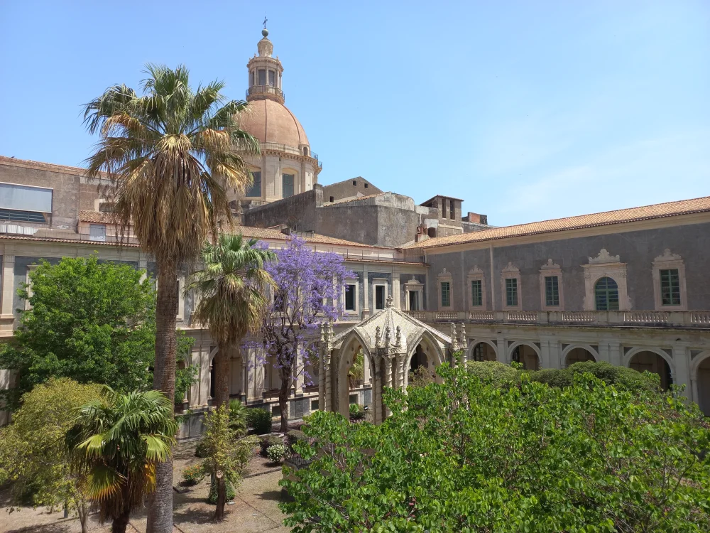 Cloître baroque du monastère des Bénédictins de Catane baigné de lumière, Sicile orientale