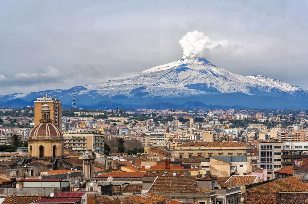 Vue aérienne de Catane avec le volcan Etna enneigé en arrière-plan, illustrant l'article Quand partir en Sicile, Sicile, Italie