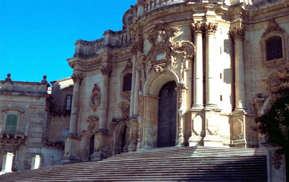 Façade baroque du Duomo di San Giorgio de Modica en contre-plongée, escaliers monumentaux, Sicile