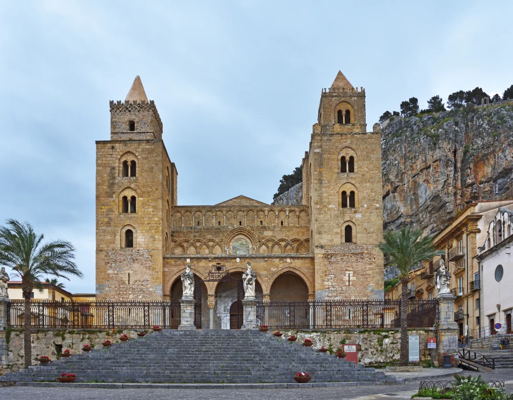 Cathédrale normande de Cefalù avec ses deux tours jumelles face à la mer Tyrrhénienne, Sicile