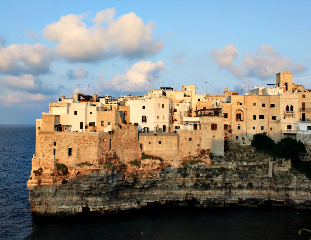 Centre historique de Polignano a Mare surplombant la mer Adriatique depuis les falaises calcaires blanches, Pouilles, première étape de notre Itinéraire Pouilles Basilicate