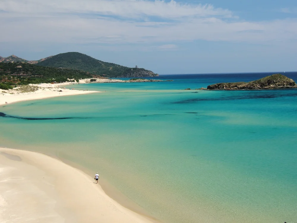 Plage de Chia aux eaux turquoise, côte sud de la Sardaigne en juin