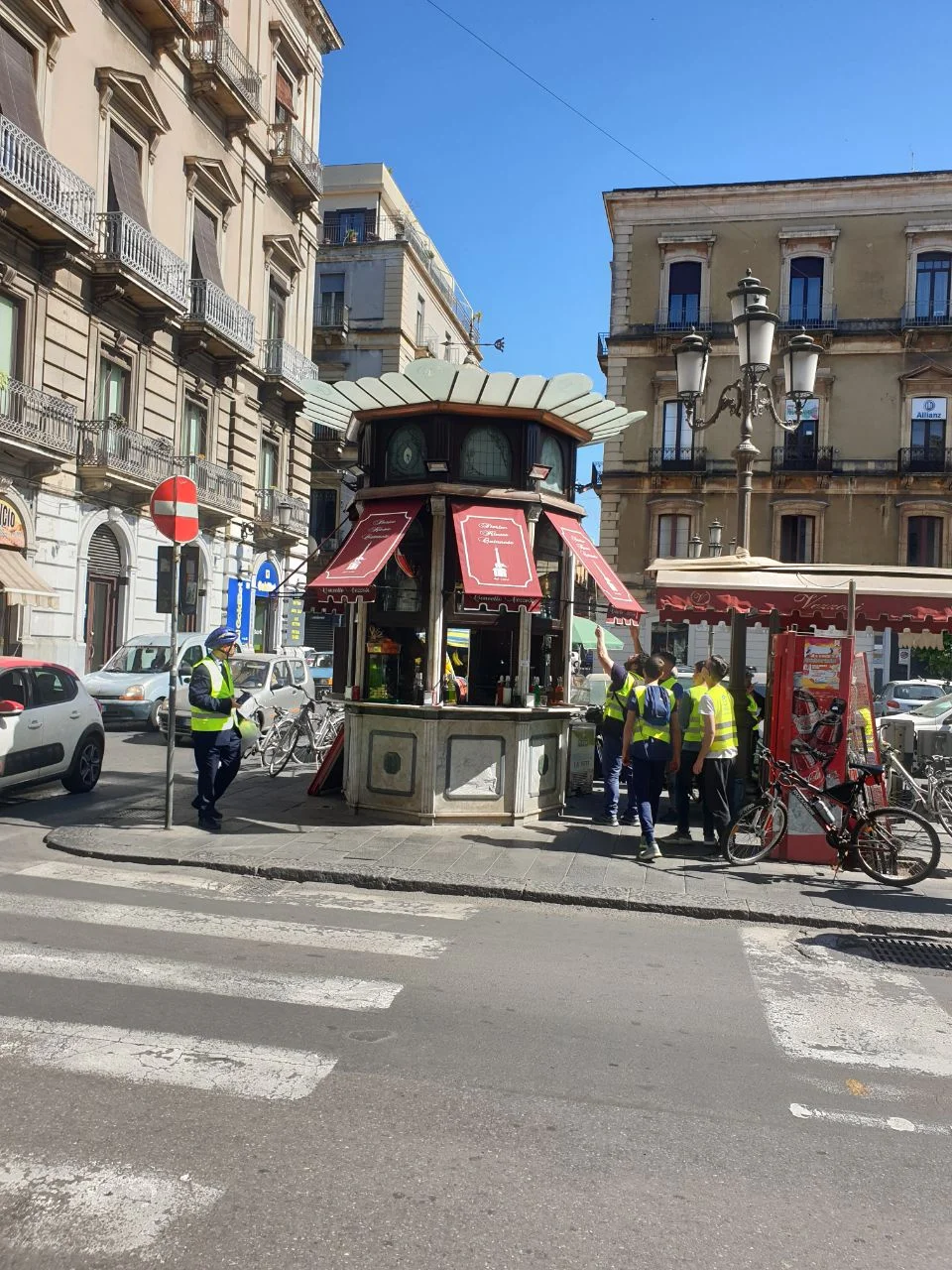 Chiosco octogonal traditionnel de Catane, kiosque de rue où l'on sert le Seltz Limone e Sale, Sicile