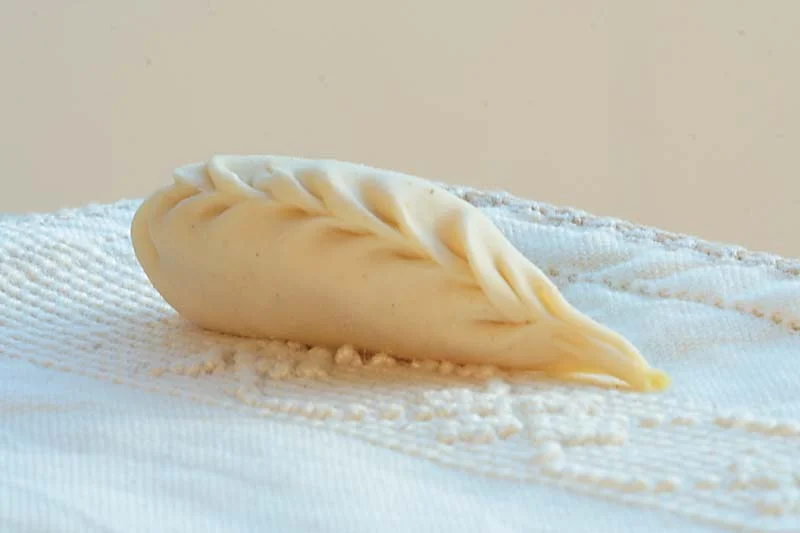 Culurgiones de l'Ogliastra, raviolis sardes tressés à la main farcis de pommes de terre, pecorino et menthe fraîche