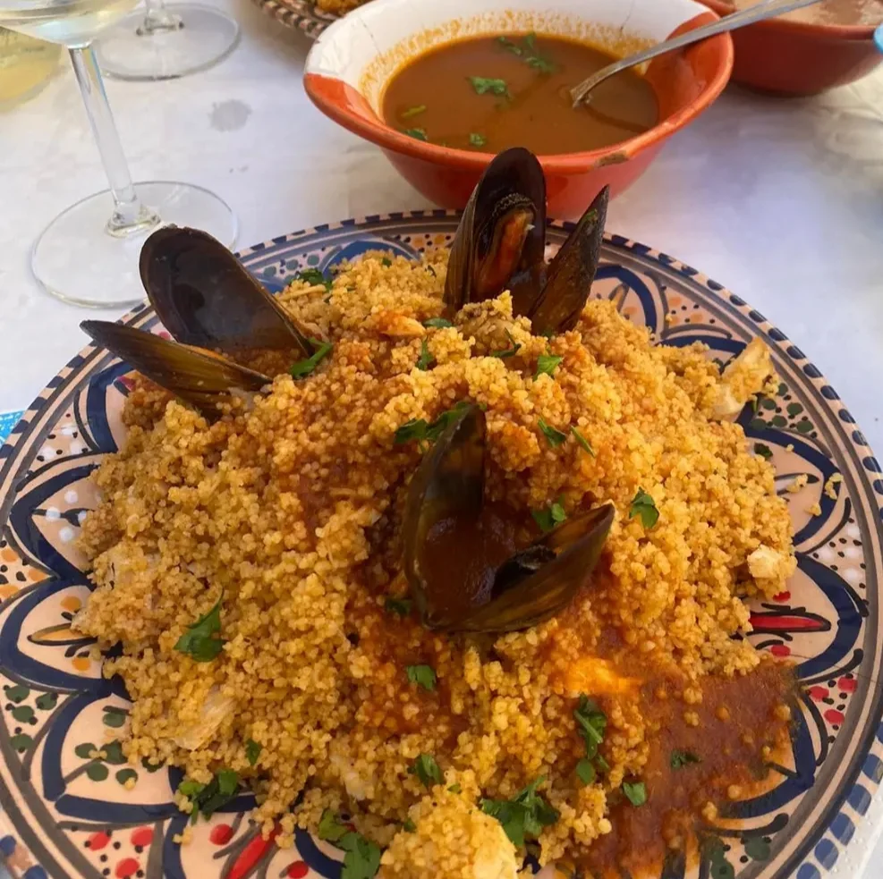Couscous alla trapanese avec bouillon de poisson de roche et légumes, Trapani, Sicile occidentale