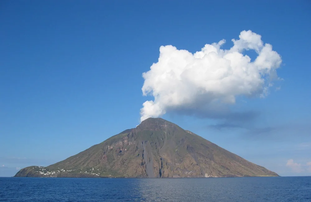 Éruption nocturne du volcan Stromboli avec gerbes de lave rougeoyante dans la nuit noire, îles Éoliennes, Sicile
